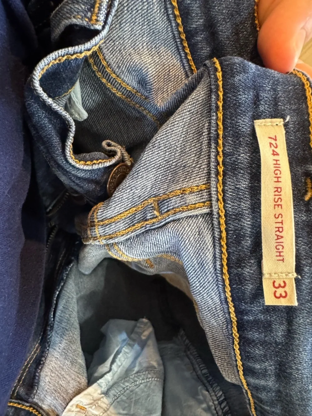 Levi's Slim Straight Jeans in Medium Blue Wash